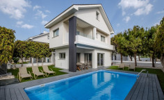 Luxury 3 bedroom furnished house with swimming pool to rent in Perivolia