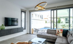 Large 4 bedroom furnished house with swimming pool to rent in Livadia