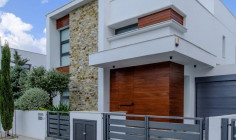 Large 4 bedroom furnished house with swimming pool to rent in Livadia