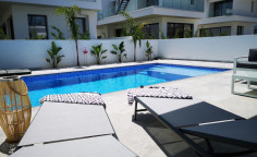 Large 4 bedroom furnished house with swimming pool to rent in Livadia
