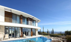 4 bedroom house with swimming pool to rent in Tsada