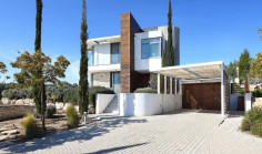 4 bedroom house with swimming pool to rent in Tsada