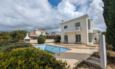 Lovely 3 house with swimming pool for sale in Peyia