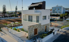 Large 4 bedrooms house with swimming pool for sale in Ayia Napa