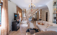 Large 3 bedroom house with swimming pool for sale in Souni-Zanakia