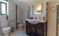 Large 3 bedroom house with swimming pool for sale in Souni-Zanakia