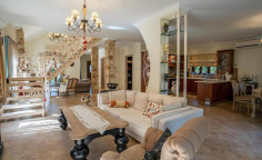 Large 3 bedroom house with swimming pool for sale in Souni-Zanakia