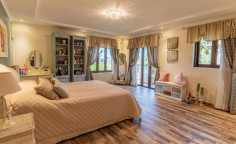 Large 3 bedroom house with swimming pool for sale in Souni-Zanakia