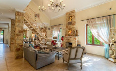 Large 3 bedroom house with swimming pool for sale in Souni-Zanakia