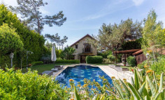 Large 3 bedroom house with swimming pool for sale in Souni-Zanakia