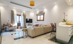 6 bedroom villa with swimming pool to rent in Mouttagiaka