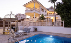 6 bedroom villa with swimming pool to rent in Mouttagiaka