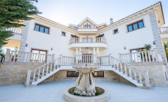 6 bedroom villa with swimming pool to rent in Mouttagiaka