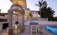 6 bedroom villa with swimming pool to rent in Mouttagiaka