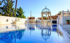 6 bedroom villa with swimming pool to rent in Mouttagiaka
