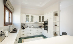6 bedroom villa with swimming pool to rent in Mouttagiaka