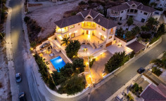 6 bedroom villa with swimming pool to rent in Mouttagiaka