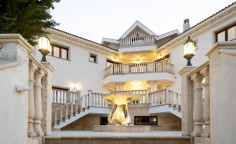 6 bedroom villa with swimming pool to rent in Mouttagiaka
