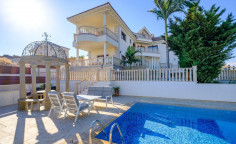 6 bedroom villa with swimming pool to rent in Mouttagiaka