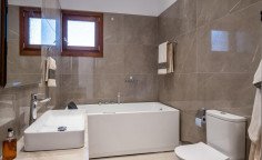 6 bedroom villa with swimming pool to rent in Mouttagiaka