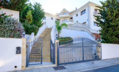 6 bedroom villa with swimming pool to rent in Mouttagiaka