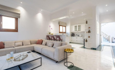 6 bedroom villa with swimming pool to rent in Mouttagiaka