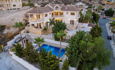 6 bedroom villa with swimming pool to rent in Mouttagiaka