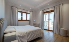6 bedroom villa with swimming pool to rent in Mouttagiaka