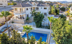 6 bedroom villa with swimming pool to rent in Mouttagiaka