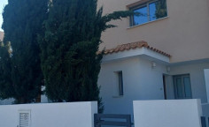 2 bedroom furnished maisonette with swimming pool to rent in Koloni