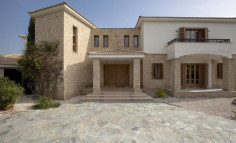 Spacious 5 bedroom furnished house with swimming pool to rent in Aphrodite Hills
