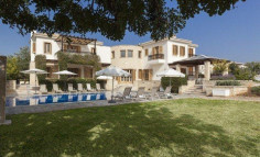 Spacious 5 bedroom furnished house with swimming pool to rent in Aphrodite Hills