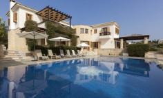 Spacious 5 bedroom furnished house with swimming pool to rent in Aphrodite Hills