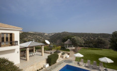 Spacious 5 bedroom furnished house with swimming pool to rent in Aphrodite Hills