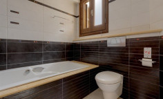 Spacious 5 bedroom furnished house with swimming pool to rent in Aphrodite Hills