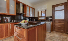 Spacious 5 bedroom furnished house with swimming pool to rent in Aphrodite Hills