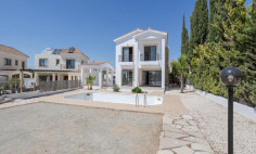 Spacious 3 bedrooms house with swimming pool for sale in Secret Valley