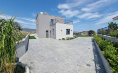 4 bedroom furnished house with swimming pool for sale in Parekklisia