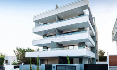 Fully furnished top floor apartment in central Mesa Geitonia 