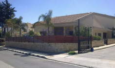 Spacious four bedroom bungalow with pool in Parekklisia 