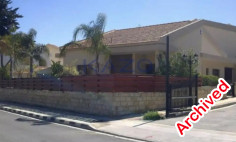 Spacious four bedroom bungalow with pool in Parekklisia 