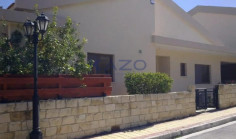 Spacious four bedroom bungalow with pool in Parekklisia 