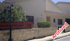 Spacious four bedroom bungalow with pool in Parekklisia 