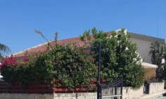 Spacious four bedroom bungalow with pool in Parekklisia 