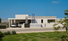 New luxury villa with swimming pool for sale 