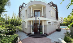 Luxury villa with swimming pool for rent in Parekklisia Tourist Area 