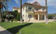 Spacious Pyrgos villa with pool gym 