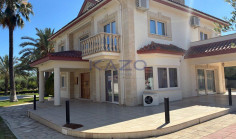 Spacious Pyrgos villa with pool gym 