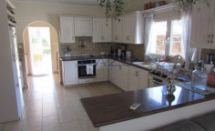 Spacious five bedroom villa in green Pyrgos area 