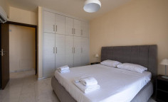 Spacious 1 bed apartment with swimming pool for sale in Latsi